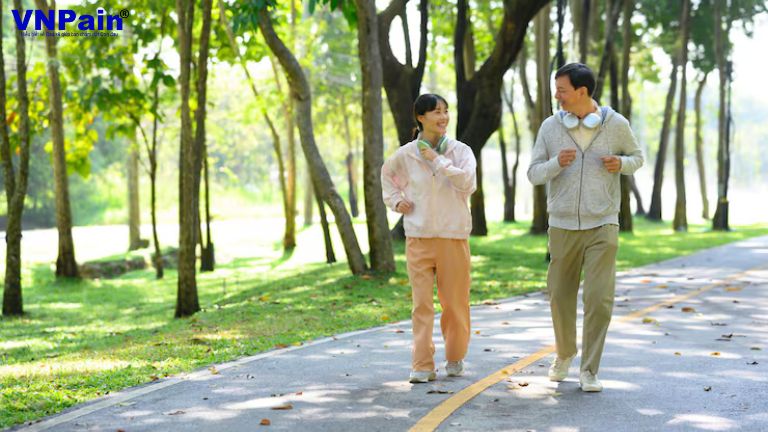 Những lưu ý giúp bạn bảo vệ cột sống khi đi du lịch